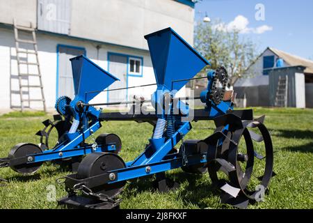 Semoir bleu pour machines agricoles sur l'herbe Banque D'Images