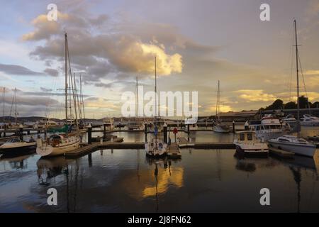 Bateaux ancrés à Constitution Dock au coucher du soleil Banque D'Images