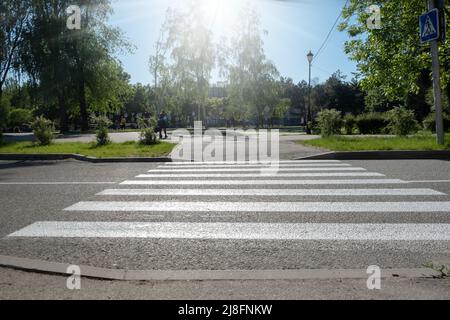 Un passage de côté pour piétons traversant la rue. Vider le passage de côté vers le parc sur la route. Banque D'Images