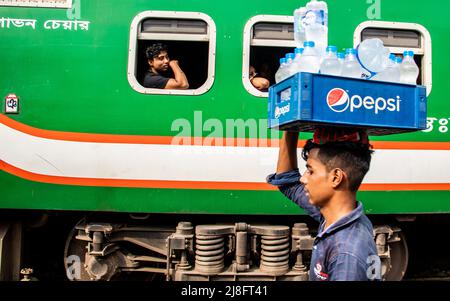 Dhaka, Bangladesh. 1st mai 2022. Voyagez en train pour célébrer le plus grand festival religieux Eid-UL-Fitr. EID-UL-Fitr est le plus grand festival religieux sacré pour les musulmans après le mois Saint du Ramadan. Les gens se sont mis à pousser pour prendre un train à la gare de Biman Bandar à Dhaka, le dimanche 1 mai 2022, sur leur chemin pour atteindre des destinations pour célébrer l'Eid-ul-Fitr. (Credit image: © Md. Noor Hossain/Pacific Press via ZUMA Press Wire) Banque D'Images