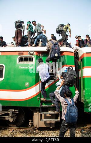 Dhaka, Bangladesh. 1st mai 2022. Voyagez en train pour célébrer le plus grand festival religieux Eid-UL-Fitr. EID-UL-Fitr est le plus grand festival religieux sacré pour les musulmans après le mois Saint du Ramadan. Les gens se sont mis à pousser pour prendre un train à la gare de Biman Bandar à Dhaka, le dimanche 1 mai 2022, sur leur chemin pour atteindre des destinations pour célébrer l'Eid-ul-Fitr. (Credit image: © Md. Noor Hossain/Pacific Press via ZUMA Press Wire) Banque D'Images