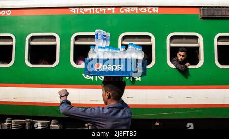 Dhaka, Bangladesh. 1st mai 2022. Voyagez en train pour célébrer le plus grand festival religieux Eid-UL-Fitr. EID-UL-Fitr est le plus grand festival religieux sacré pour les musulmans après le mois Saint du Ramadan. Les gens se sont mis à pousser pour prendre un train à la gare de Biman Bandar à Dhaka, le dimanche 1 mai 2022, sur leur chemin pour atteindre des destinations pour célébrer l'Eid-ul-Fitr. (Credit image: © Md. Noor Hossain/Pacific Press via ZUMA Press Wire) Banque D'Images