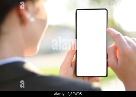 Vue arrière gros plan d'un cadre à l'aide d'un téléphone affichant un écran vide Banque D'Images
