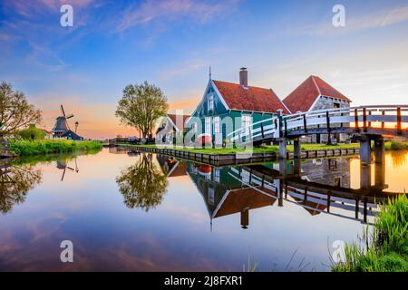 Village de Zaanse Schans, pays-Bas. Moulin à vent hollandais et maison traditionnelle au lever du soleil. Banque D'Images