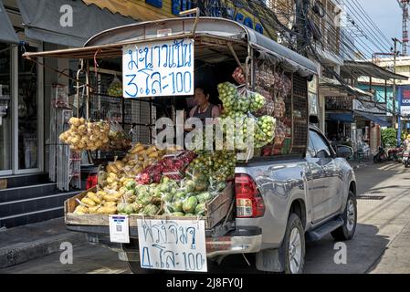 Véhicule alimentaire mobile. Fruits et légumes vendus à l'arrière d'un pick-up avec une femme âgée en présence. Thaïlande Asie du Sud-est Banque D'Images