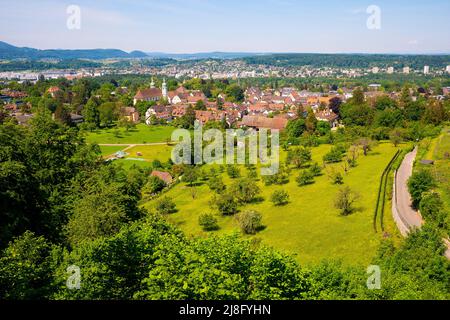 Vue imprenable sur la ville d'Arlesheim et le célèbre Ermitage. Arlesheim est une commune du canton de Bâle-C, située dans le district d'Arlesheim Banque D'Images