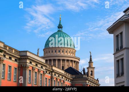 Horizon avec dôme de l'église Saint-Nicolas (St. Nikolaikirche) dans la ville de Potsdam, Brandebourg, Allemagne. Banque D'Images