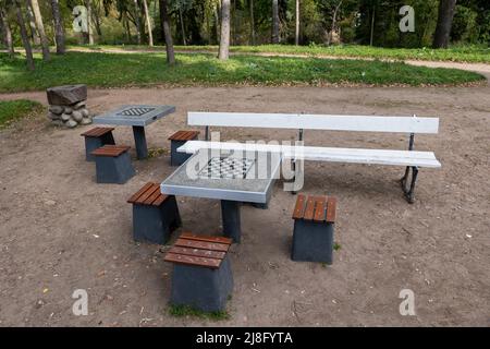 Tables d'échecs extérieures avec chaises et banc dans le parc Skaryszewski à Varsovie, Pologne. Banque D'Images