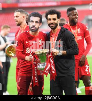 14 Mai 2022 - Chelsea v Liverpool - Emirates FA Cup final - Wembley Stadium Mohamed Salah et Harvey Elliott ( dans un masque Mo Salah ) Célébrez avec la FA Cup Picture Credit : © Mark pain / Alay Live News Banque D'Images