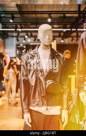 Mannequin habillé en cuir noir hommes vêtements décontractés et veste dans le magasin du centre commercial. Empiler les vêtements dans la tablette du magasin du centre commercial Banque D'Images