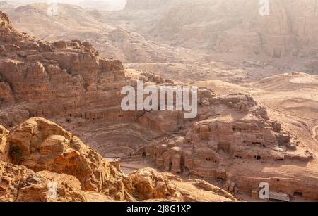 Vue de ce qui précède sur le théâtre nabatéen sculpté dans la pierre et les tombeaux environnants, Petra, Jordanie Banque D'Images