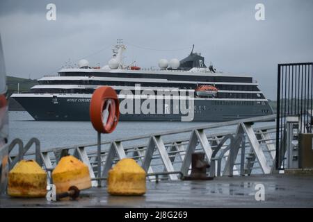 Bantry, West Cork, Irlande.15th mai 2022. Après une longue attente due à l'épidémie, les navires de croisière sont retournés à la baie de Bantry. L'explorateur du monde, qui transportera 200 personnes et son équipage, sera le premier bateau de croisière de Bantry de cette année. Le paquebot de croisière arrivera à Bantry vers 7 h et partira à 6 h ce soir. Credit: Karlis Dzjamko/ Alamy Live News Banque D'Images