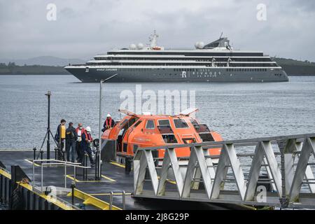 Bantry, West Cork, Irlande.15th mai 2022. Après une longue attente due à l'épidémie, les navires de croisière sont retournés à la baie de Bantry. L'explorateur du monde, qui transportera 200 personnes et son équipage, sera le premier bateau de croisière de Bantry de cette année. Le paquebot de croisière arrivera à Bantry vers 7 h et partira à 6 h ce soir. Credit: Karlis Dzjamko/ Alamy Live News Banque D'Images