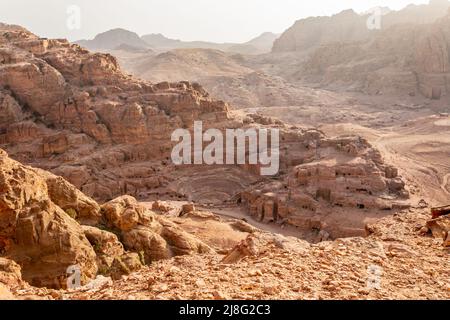 Vue de ce qui précède sur le théâtre nabatéen sculpté dans la pierre et les tombeaux environnants, Petra, Jordanie Banque D'Images