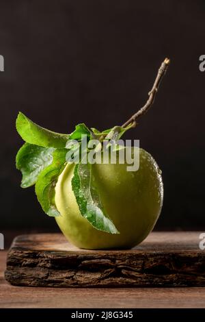 Pommes Granny Smith crues. Fruits frais verts sur fond sombre Banque D'Images