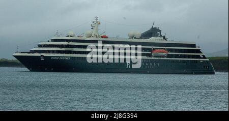 Bantry West Cork Ireland lundi 16 2022 mai; le World Explorer Cruise Ship est arrivé à Bantry ce matin avec 200 passagers. C'est le premier paquebots de croisière à être dans le port intérieur depuis 2019 et le début de la pandémie de Covid. Les passagers se sont débarqués sur la rive et ont fait des excursions d'une journée autour de West Cork et de Bantry Town. Credit ED/Alamy Live News Banque D'Images