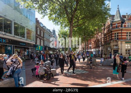 Une vue sur Broad Street à Reading, Royaume-Uni, occupé avec les gens au début de l'été. Banque D'Images