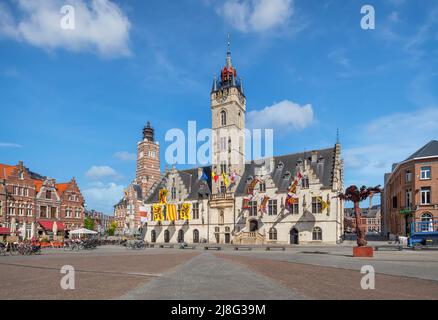 Dendermonde, Belgique. Vue sur le bâtiment historique de l'hôtel de ville avec tour de beffroi sur la place Grote Markt Banque D'Images