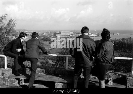 Blick auf den Gdingener Hafen vom Maria und Lech Kaczynski-Park, Woiwodschaft Pommern, 1967. Vue sur le port de Gdynia depuis Maria et Lech Kaczynski Park, Voivodeship de Poméranie, 1967. Banque D'Images