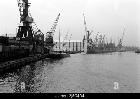 Port de Nowy à Danzig, Woiwodschaft Pommern, 1967. Port de Nowy à Gdansk, Voivodeship de Poméranie, 1967. Banque D'Images