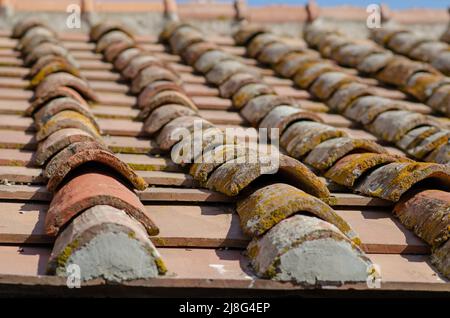 Maison : toits inclinés avec tuiles de briques, crête supérieure exposée et tuiles de crête. Les bardeaux sont en argile ou en terre cuite, un ancien design de courbé. Banque D'Images