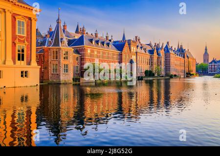 La Haye, pays-Bas. Château de Binnenhof (Parlement néerlandais) au centre de la Haye au coucher du soleil. Banque D'Images