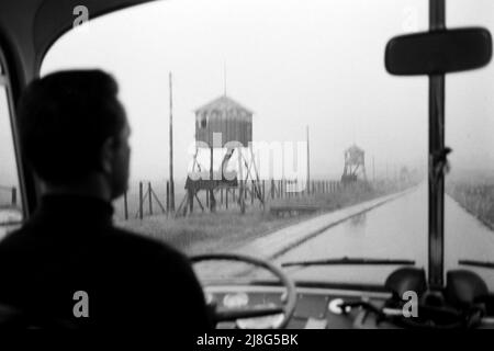 Zäune und Überwachungstürme im KZ Lublin-Majdanek, Woiwodschaft Lublin, 1967. Clôtures et tours de surveillance au camp de concentration de Majdanek aka Lublin, Lublin Vovovoidohip, 1967. Banque D'Images