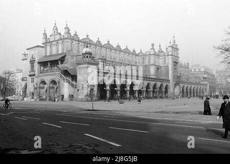 Die Krakauer Tuchhalen auf dem Hauptmarkt, Woiwodschaft Kleinpolen, 1967. Kraków Cloth Hall sur Rynek Glowny, petite Polonia Vovovoidoidohip, 1967. Banque D'Images