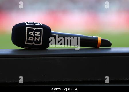 Milan, Italie. 15th mai 2022. Un micro Dazn pendant la série Un match entre AC Milan et Atalanta BC au Stadio Giuseppe Meazza le 15 2022 mai à Milan, Italie. Credit: Marco Canoniero / Alamy Live News Banque D'Images