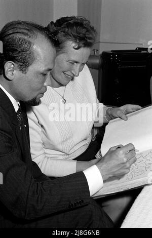 Der Künstler Federico Aguilar Alcuaz zu Besuch in Crossen an der Oder, Woiwodschaft Lebus, 1967. Artiste Federico Aguilar Alcuaz en visite à Krosno Odrzańskie, Voivodeship Lebus, 1967. Banque D'Images