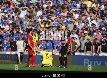 Londres, Royaume-Uni. 14th mai 2022. Jorginho (C) obtient un coup de main à la finale de la coupe Emirates FA avec Chelsea v Liverpool au stade Wembley, Londres, Royaume-Uni, le 14 mai 2022 crédit: Paul Marriott/Alay Live News Banque D'Images