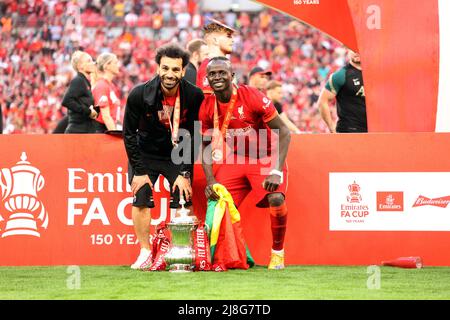 Londres, Royaume-Uni. 14th mai 2022. Mohamed Salah (L) et Sadio Mane (L) célèbrent avec la coupe FA à la finale de la coupe FA des Émirats avec Chelsea v Liverpool au stade Wembley, Londres, Royaume-Uni, le 14 mai 2022 crédit: Paul Marriott/Alay Live News Banque D'Images