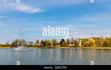 Elk, Pologne - 1 mai 2022 : vue panoramique sur le centre-ville d'Elk, sur la rive du lac Jezioro Elckie, dans la région de Masuria, en Pologne Banque D'Images