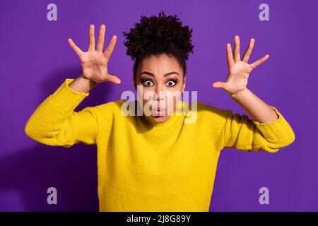 Portrait de la jeune fille excitée bras paumes faire effrayant griffes bouted lèvres isolées sur fond violet couleur Banque D'Images