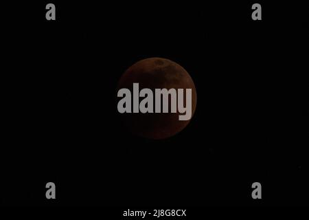 Mexico. 15th mai 2022. La lune est vue lors d'une éclipse lunaire totale à Mexico, capitale du Mexique, le 15 mai 2022. Crédit: Francisco Canedo/Xinhua/Alamy Live News Banque D'Images