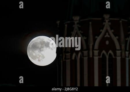 Moscou. 15th mai 2022. Photo prise le 15 mai 2022 montre une pleine lune dans le ciel au-dessus de Moscou, Russie. Credit: Alexander Zemlianichenko Jr/Xinhua/Alay Live News Banque D'Images