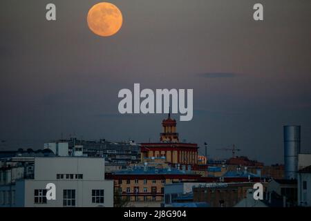 Moscou. 15th mai 2022. La photo prise le 15 mai 2022 montre une pleine lune qui s'élève au-dessus des bâtiments de Moscou, en Russie. Credit: Alexander Zemlianichenko Jr/Xinhua/Alay Live News Banque D'Images