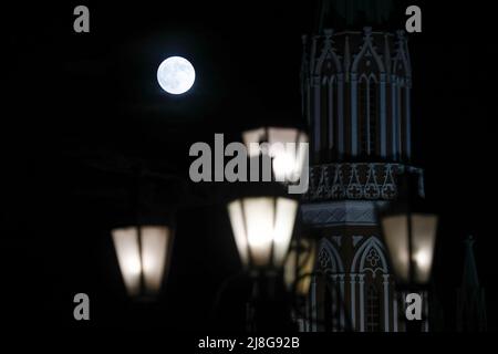 Moscou. 15th mai 2022. Photo prise le 15 mai 2022 montre une pleine lune dans le ciel au-dessus de Moscou, Russie. Credit: Alexander Zemlianichenko Jr/Xinhua/Alay Live News Banque D'Images