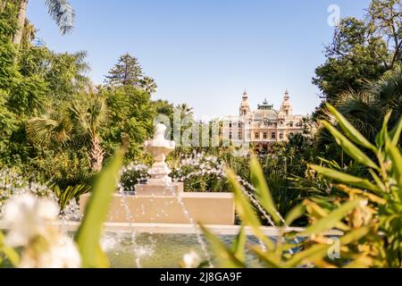 MONACO - 22 SEPTEMBRE 2021 : le Casino de Monte Carlo vu depuis le jardin. L'endroit est célèbre pour le jeu et le style de vie de luxe. Banque D'Images