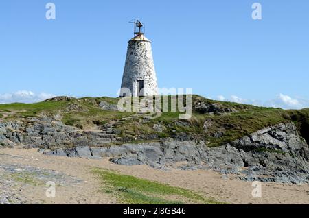 Old Twr Bach Lighthouse on Ynys Llanddwyn Island anglesey Wales Cymru UK Banque D'Images