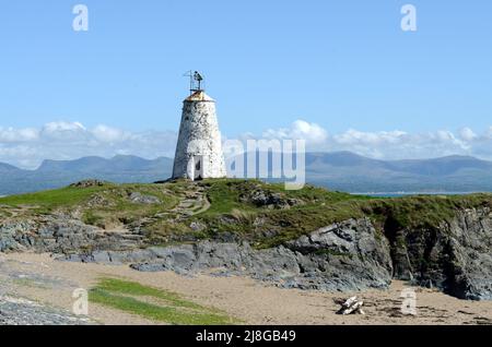Old Twr Bach Lighthouse on Ynys Llanddwyn Island anglesey Wales Cymru UK Banque D'Images
