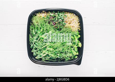 Un ensemble de différentes micro-verdure dans un récipient. Banque D'Images