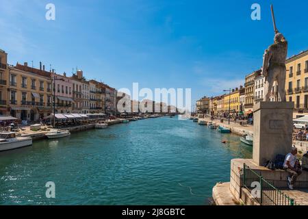 Vue panoramique sur le canal de Sète le matin au printemps, à Herault, en Occitanie, France Banque D'Images