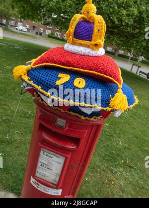 Rouge, boîte postale, boîte postale, crochetée, Royal Mail, Chapeaux en laine, tricotés à la main, boîtes à colonnes, Lincoln City, Queens Jubilee, Couronne de Queens, crochet, tricotage. Banque D'Images