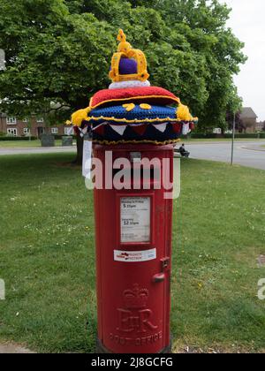 Rouge, boîte postale, boîte postale, crochetée, Royal Mail, Chapeaux en laine, tricotés à la main, boîtes à colonnes, Lincoln City, Queens Jubilee, Couronne de Queens, crochet, tricotage. Banque D'Images