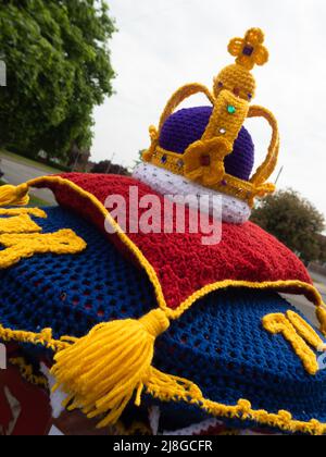 Rouge, boîte postale, boîte postale, crochetée, Royal Mail, Chapeaux en laine, tricotés à la main, boîtes à colonnes, Lincoln City, Queens Jubilee, Couronne de Queens, crochet, tricotage. Banque D'Images