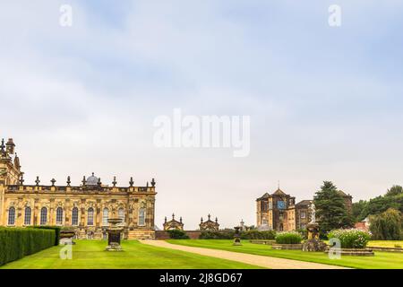 Les jardins du sud offrent une vue sur le parc immaculé du Castle Howard, qui abrite la tour de l'horloge. North Yorkshire, Angleterre. Banque D'Images