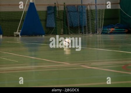 Ballon de football en salle au centre du terrain en espagne Banque D'Images