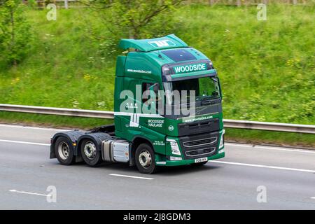 Green Woodside Haulage (GB) Ltd Service de distribution. 2019 Volvo FH500 6x2t PA XHSL TRACTEUR, levage de roue, pont intermédiaire, levage de pont arrière Midlift 6x2; conduite sur l'autoroute M61, Manchester, Royaume-Uni Banque D'Images