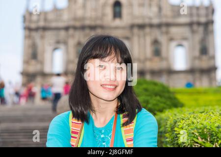 Les touristes asiatiques voyagent en face de l'architecture historique de l'église Saint-Paul à macao, en Chine Banque D'Images